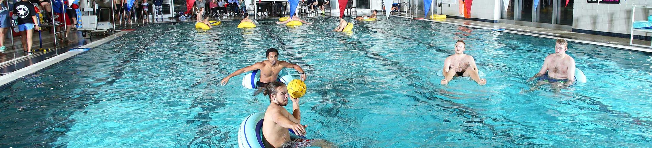 学生 Playing Water Polo